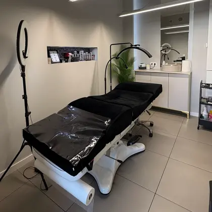 Gabinet stylizacji rzęs z leżanką i lampą pierścieniową