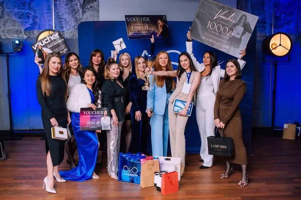 Weronika Kubaszewska z pucharem Grand Prix mistrzostw stylizacji rzęs i brwi