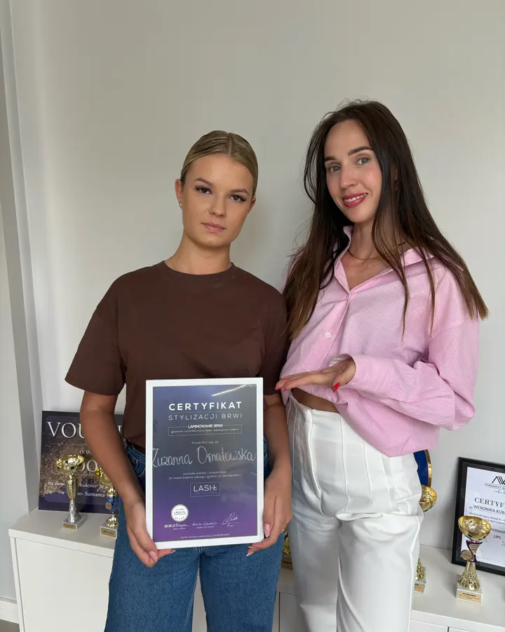 Kursantka z certyfikatem laminacji brwi