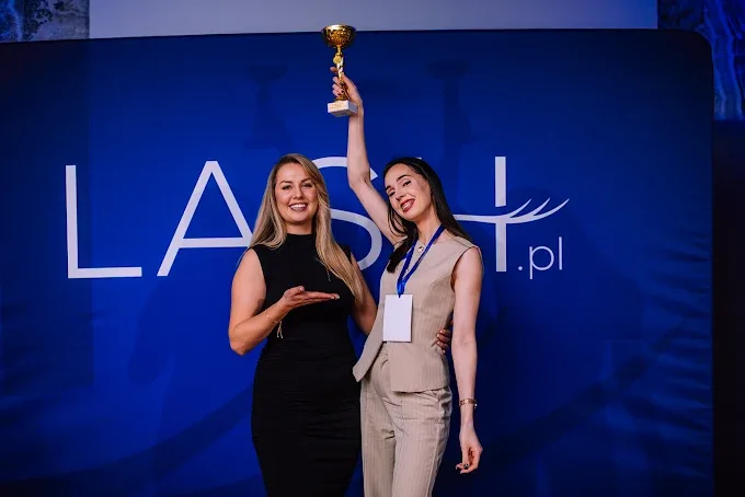 Weronika Kubaszewska z pucharem na gali LASH.pl