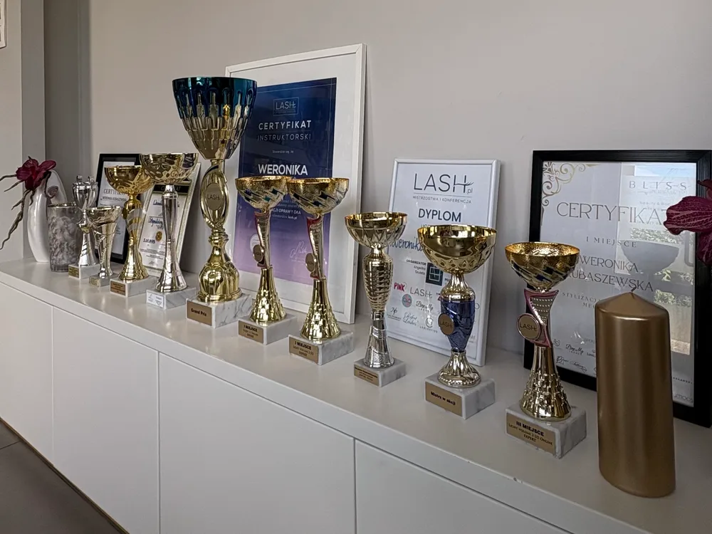 Półka z pucharami, certyfikatem instruktorskim i dyplomami LASH.pl